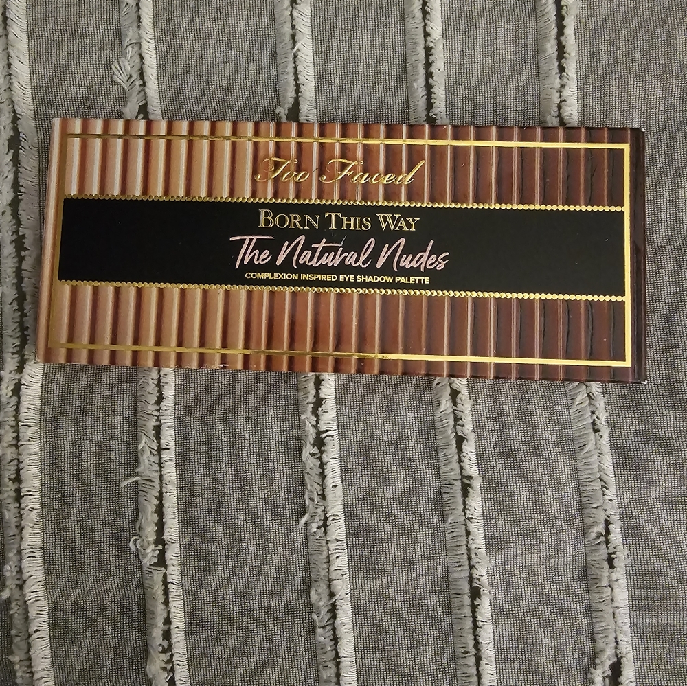 Born this way eyeshadow pallet